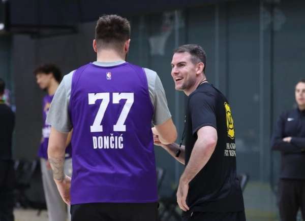 开云体育-东契奇遭遇十五持续失利，巴塞罗那教练压力巨大！